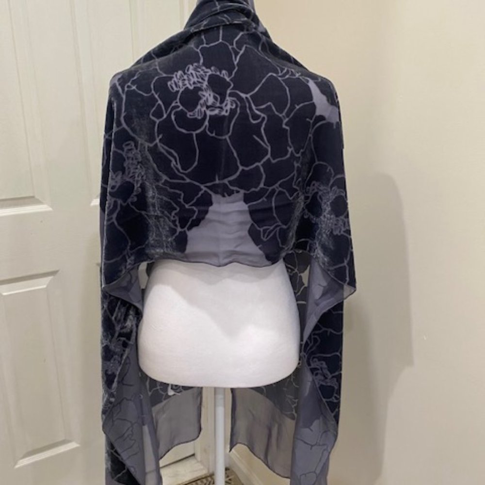 Velveteen floral wrap - Picture 2 of 11